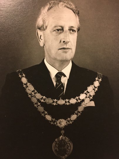 Dr C.E. Gordon Smith (1975–1977)