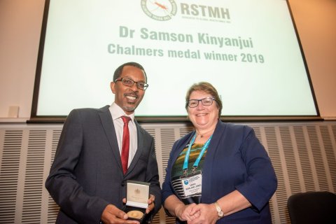 Dr Kinyanjui receives the Chalmers Medal from now Past President, Professor Sarah Rowland-Jones Dr Kinyanjui receives the Chalmers Medal from now Past President, Professor Sarah Rowland-Jones
