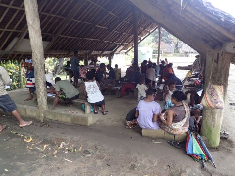 Ambae residents filling out questionnaires (2017) © Amanda B. Room Ambae residents filling out questionnaires (2017) © Amanda B. Room