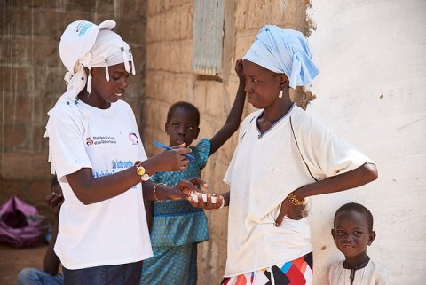 During a mass drug administration in Touba, Senegal, a health worker explains the dosage of Zithromax, a trachoma-fighting antibiotic, to Mbène Dieng at her home. © RTI International/Sam Phelps During a mass drug administration in Touba, Senegal, a health worker explains the dosage of Zithromax, a trachoma-fighting antibiotic, to Mbène Dieng at her home. © RTI International/Sam Phelps