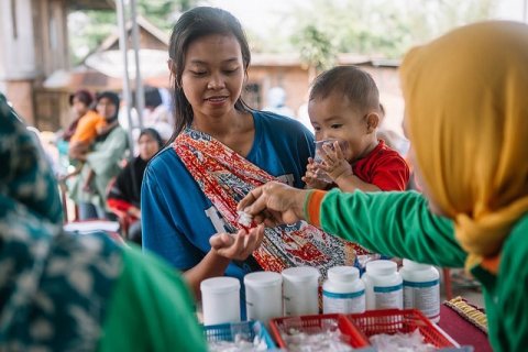 A woman receives medicines for lymphatic filariasis during a mass drug administration for lymphatic filariasis in South Sumatra, Indonesia © RTI International/ Muhammad Fadli A woman receives medicines for lymphatic filariasis during a mass drug administration for lymphatic filariasis in South Sumatra, Indonesia © RTI International/ Muhammad Fadli