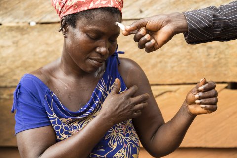 A senior field technician for leprosy in Ghana starts diagnosis through the skin sensation test. Photo: Elssie Ansareo/Anesvad