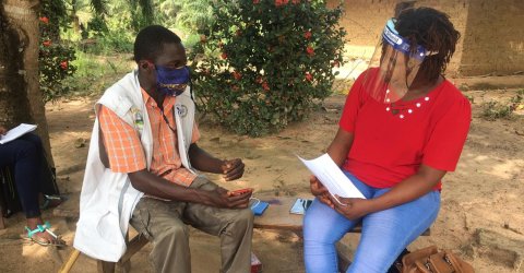 Engagement with a community health volunteer (CHV) in the photovoice process in Foyah District, Liberia. Photo: REDRESS